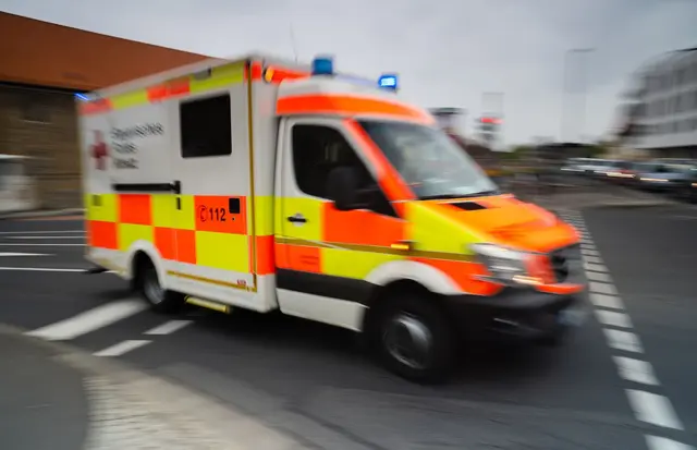 Rettungskräfte bringen die Frau in eine Klinik. (Symbolbild) | Foto: Nicolas Armer/dpa