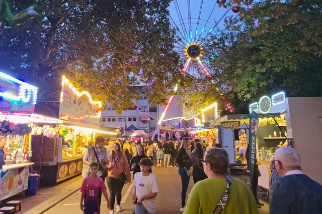 Im Haßlocher Ortskern laden beim Andechser Bier- und Straßenfest zahlreiche Stände zum Bummeln und Feiern ein. | Foto: Gemeindeverwaltung Haßloch