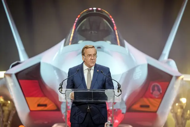 Verteidigungsminister Boris Pistorius vor der F-35 | Foto: Kay Nietfeld/dpa