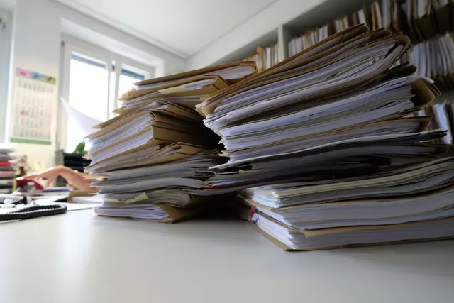 Die Akten in der Landesverwaltung sollen künftig weniger Beschäftigte abarbeiten. (Archivbild) | Foto: Bernd Weißbrod/dpa