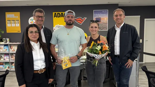 Joachim Ohmer (2. von links), Vorsitzender des ADAC Pfalz, begrüßt Dominic Rehmet mit seiner Frau als 500.000. Mitglied des Regionalclubs in der ADAC Geschäftsstelle Kaiserslautern. Links: Geschäftsstellenleiterin Sengül Ferrao. Rechts: Christian Weinkauff, Geschäftsführer ADAC Pfalz e.V. | Foto: ADAC Presse/gratis