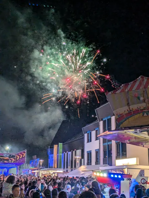 Wenn es dunkel wird, zeigt sich der Ramsteiner Kerweplatz besonders stimmungsvoll. Am Samstagabend gehört das traditionelle Feuerwerk zu den Höhepunkten. | Foto: Stefan Layes