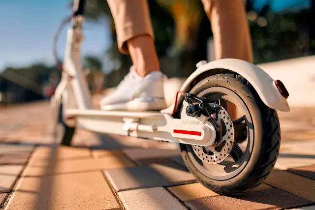 Im Straßenverkehr begegnet man vielen E-Rollern/Symbolbild | Foto: Valerii Apetroaiei/stock.adobe.com