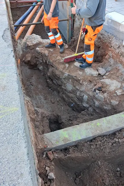 Im Marienring taucht bei Bauarbeiten ein historisches Mauerstück auf, bevor es abgetragen wird. | Foto: Stadt Landau