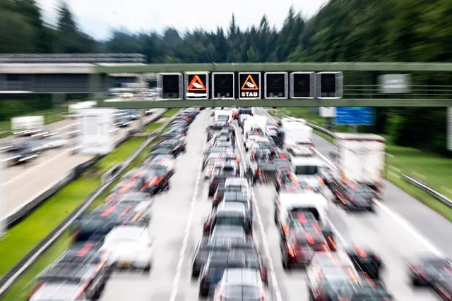 Gewusel und Stop-and-go: Manchmal ist es gar nicht so einfach, die Augen überall zu haben und dann kracht's schon mal. | Foto: Matthias Balk/dpa/dpa-mag