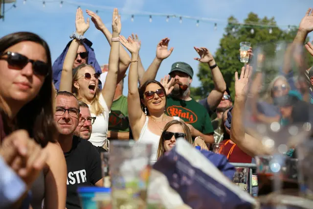 In den Schubkarchständen zeigt sich der Wurstmarkt von seiner typischsten Seite: stimmungsvoll, gesellig und voller Gespräche bei einem Glas Pfälzer Wein. | Foto: Anne Sahler