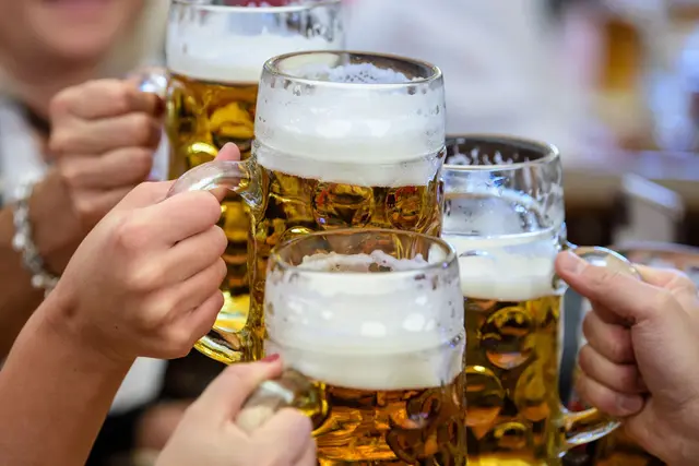 Im Bierzelt mit frisch gezapftem Bier anstoßen: Das geht auch auf den Oktoberfesten in Rheinland-Pfalz. (Archivbild) | Foto: Matthias Balk/dpa