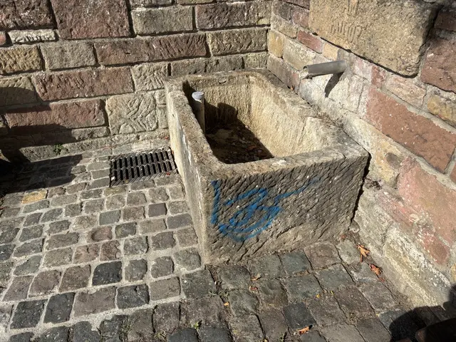 Unbekannte haben die Zierbrunnenanlage „Am Falltor“ zwischen Gleiszellen und Gleishorbach mit blauer Sprühfarbe beschädigt. Die Polizei sucht Zeugen der Farbschmiererei. | Foto: Polizei Bad Bergzabern