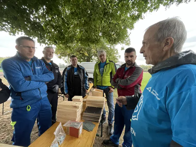 BASF-Mitarbeitende bauten unter Anleitung von ORBEA-Leiter Klaus Eisele (rechts) Nistkästen und erhielten dabei praxisnahe Einblicke in den Vogel- und Artenschutz. Beim Mitmachtag der BASF im Sportpark Ludwigshafen hatte sich die ORBEA mit einer eigenen Naturschutzaktion beteiligt.  | Foto: ORBEA