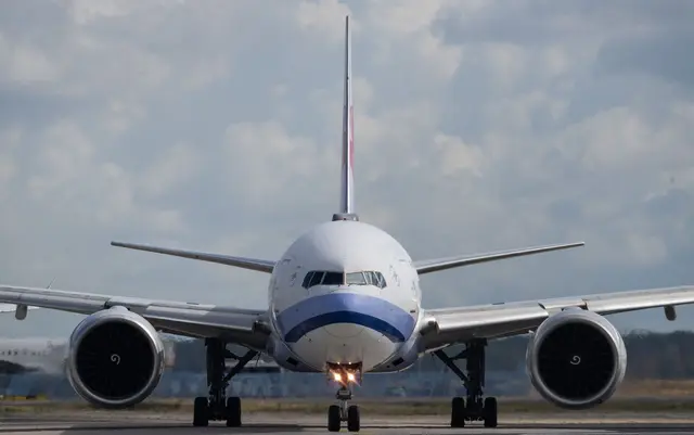 Mit einem Flugzeug soll die Überträger-Mücke nach Frankfurt gelangt sein. | Foto: Boris Roessler/dpa