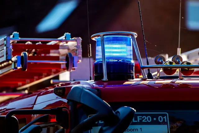 Die Feuerwehr war nach eigenen Angaben mit einem Großaufgebot im Einsatz. (Symbolbild) | Foto: David Inderlied/dpa