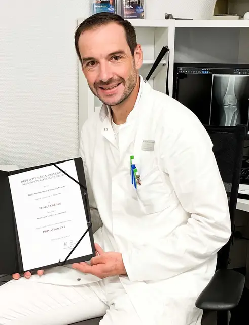 Priv.-Doz. Dr. med. David Spranz, Chefarzt der Klinik für Orthopädie und Wirbelsäulenchirurgie am Westpfalz-Klinikum Kusel, hat sich erfolgreich habilitiert. | Foto: Westpfalz-Klinikum
