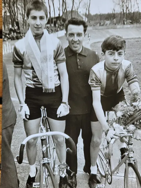 Siegerehrung Dudenhofen 1967. Der stolze Trainer Heinz Wittner mit seinen Schützlingen Hermann Mühlfriedel und Rudi Birkmeyer  | Foto: Karlheinz Kaiser