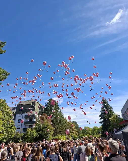 Mehr als 100 Ballons mit Wünschen stiegen beim Jubiläums-Schulfest des Edith-Stein-Gymnasiums in Speyer auf. | Foto: Maya Baßler