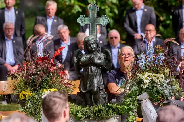 Angehörige und Anwohner gedenken 16 jungen Luxemburgern, im Widerstand gegen Nazi-Deutschland vor 82 Jahren in Diez erschossen wurden. | Foto: Thomas Frey/dpa