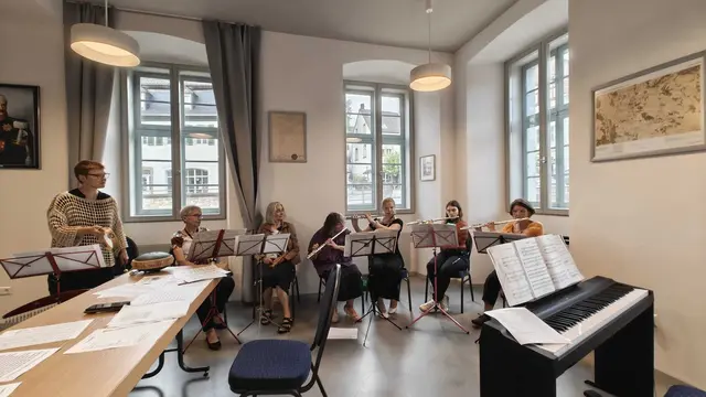 Musikgruppe im Blüchersaal.
v.l. Ulrike Nickel, Beate Bliewert, Dorothee Hesse, Maria Wagner-Herzer, Alara Rahm, Lara Korb, Ute Just-Trippen. | Foto: Gabriel Herzer