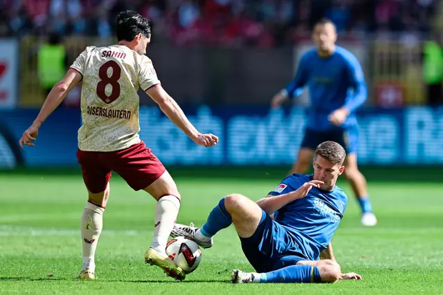 Kaiserslauterns Semih Şahin (links) und Braunschweigs Florian Flick kämpfen um den Ball | Foto: Uwe Anspach/dpa