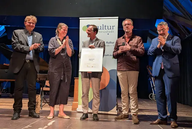 Von Links: Moderator Michael Landgraf, Laudatorin Christine Wiegräbe, Kulturpreisträger Friedrich Burkhardt, Vorsitzender des Stadtverbands für Kultur Pascal Bender und Oberbürgermeister Marc Weigel.   | Foto: Hubertus Kröner