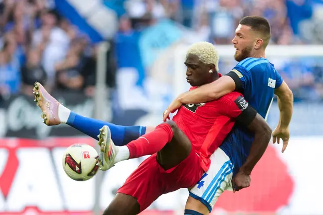 Schalker und Elversberger lieferten sich viele enge Duelle. | Foto: Bernd Thissen/dpa