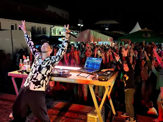 DJ OLDE auf der Kerwe-Bühne | Foto: Brigitte Melder