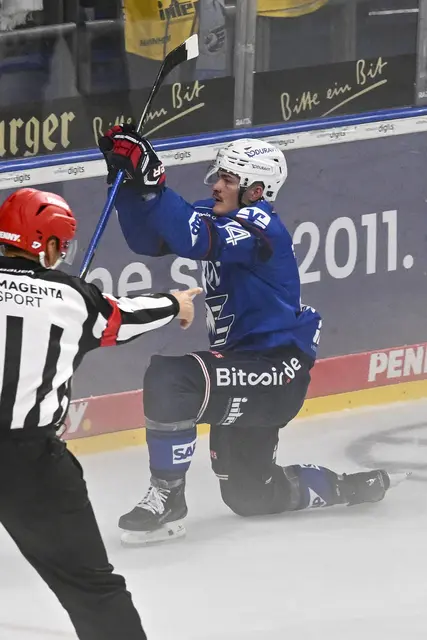 Justin Schütz bejubelt sein Tor zum 4:3 gegen die Eisbären Berlin. | Foto: Ruffler/PIX-Sportfotos