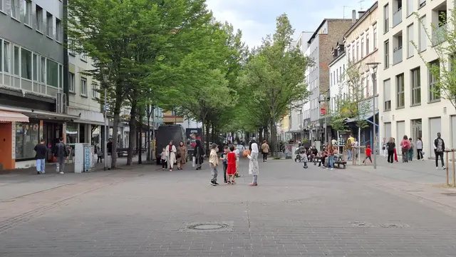 In der Fußgängerzone Bismarckstraße sieht man das Dilemma im Fuß- und Radverkehr. Laut dem vorliegenden Konzept soll die Zone für Radfahrer freigegeben werden, obwohl die Straße stark von Fußgänger*innen genutzt und von Kindern bespielt wird. Grund ist die mangelnde Bereitschaft des Stadtrats und der Verwaltung, dem ruhenden und fließenden Kfz-Verkehr Flächen wegzunehmen. Der VCD lehnt eine Öffnung für Radverkehr ab, solange noch keine gute, sichere und schnelle Nord-Süd Verbindung durch den Stadtteil Mitte besteht. | Foto: VCD Ludwigshafen