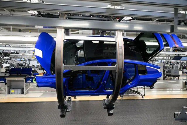 Der Umsatz von Volkswagen, Mercedes-Benz und BMW ist im ersten Halbjahr gesunken. (Archivbild) | Foto: Lukas Barth-Tuttas/dpa