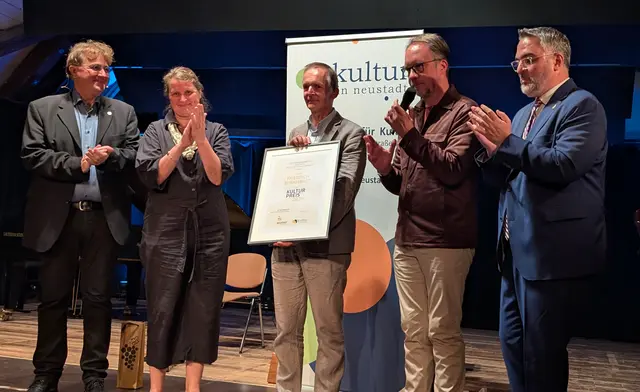 Von Links: Moderator Michael Landgraf, Laudatorin Christine Wiegräbe, Kulturpreisträger Friedrich Burkhardt, Vorsitzender des Stadtverbands für Kultur Pascal Bender und Oberbürgermeister Marc Weigel.   | Foto: Hubertus Kröner