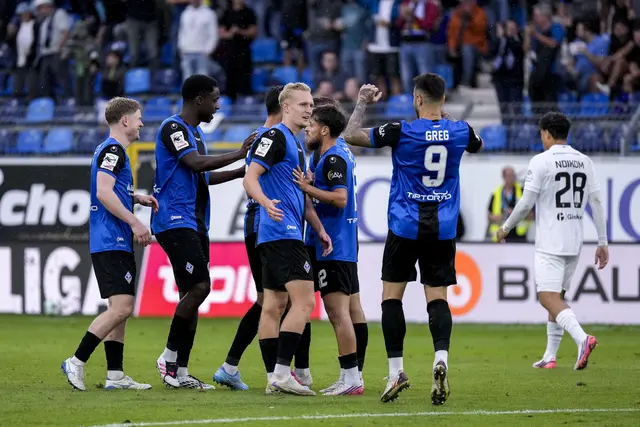 Seine Teamkameraden gratulieren Julian Rieckmann (Bildmitte) zu seinem Tor zum 1:0 gegen Münster. | Foto: Zimmermann/PIX-Sportfotos