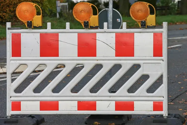 An Bau 2 der Grundschule Edenkoben laufen Arbeiten für eine neue PV-Anlage mit Batteriespeichern. | Foto: © Manfred Richter