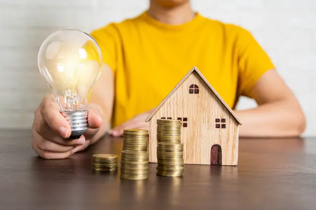 Im Lämmchesberg landet in den nächsten Tagen Informationspost im Briefkasten: ein Türhänger zur Energieberatung und eine "ThermoCard" für einen ersten Check an Fenstern und Wänden. | Foto: khwanchai/stock.adobe.com
