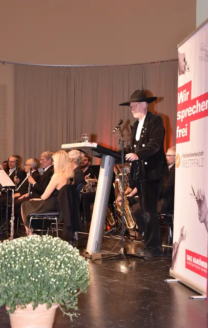 Kreishandwerksmeister Gerrit Horn sprach die jungen Handwerkerinnen und Handwerker mit der traditionellen Lossprechungsformel frei | Foto: Kreishandwerkerschaft Westpfalz/gratis
