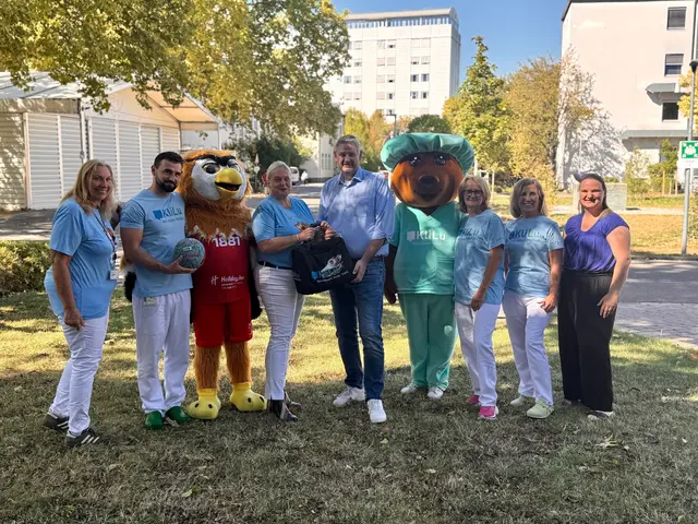 v.l.n.r.: Yvonne Muffert, Zoran Gazibaric, Eulen-Maskottchen, Alexandra Gräfin von Rex, Andreas Olbert, KliLu-Maskottchen, Kirstin Bohländer, Claudia Edel, Christina Aumann | Foto: Klinikum Ludwigshafen