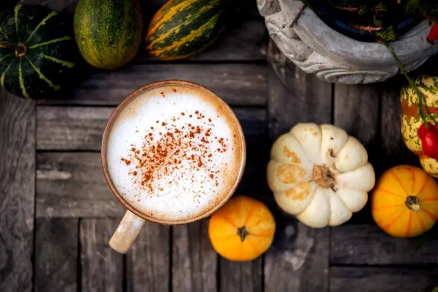 Zimt, Muskat, Nelken und Kardamom verleihen dem Pumpkin Spice Latte seinen süß-würzigen Geschmack. | Foto: Zacharie Scheurer/dpa-mag