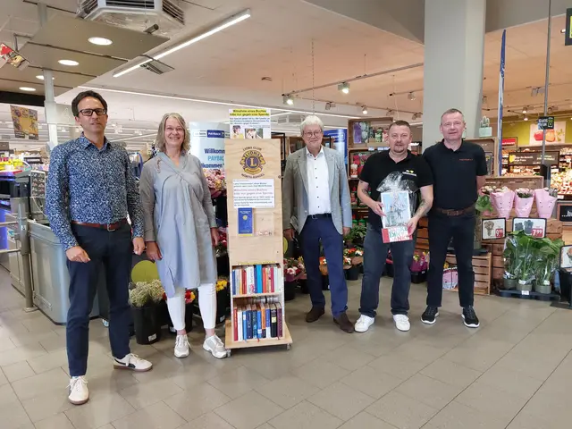 von links: Marc Loreth (Präsident LC Wörth-Kandel), Nicole Fastabend (Geschäftsführerin Kinderschutzbund KV Germersheim), Lions Bücherregal (steht seit 03/2021 im EDEKA-Markt Burger), Richard Peters (Lions Club Wörth-Kandel), Uwe Burger, Markus Schneider (stellvertr. Vorsitzender Tafel Wörth) | Foto: Lionsclub-Peters/frei