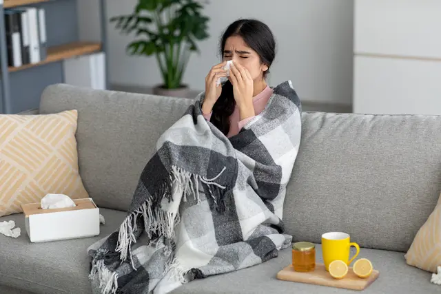 Wärme für Hals und Seele: Eine heiße Suppe oder Kräutertee kann bei ersten Erkältungsbeschwerden wohltuend sein und hilft dabei, ausreichend Flüssigkeit aufzunehmen. | Foto: Prostock-studio/stock.adobe.com