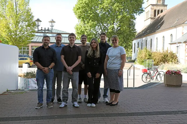 Studierende der Pädagogischen Hochschule Karlsruhe mit ihrer  Dozentin und Vertretern der Verbandsgemeinde Rülzheim
 | Foto: PHKA/Thelen