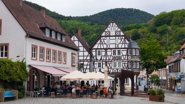 Der historische Stadtkern von Annweiler soll gemeinsam mit den Bürgern weiterentwickelt werden. Bei mehreren Werkstätten sind Ideen unter anderem zu öffentlichen Plätzen, Verkehr, Gewerbe, Gastronomie und Freizeit gefragt. | Foto: Erik Stegner