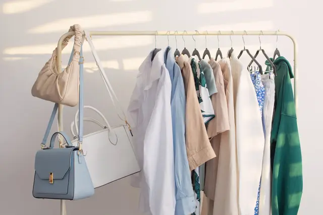 Gesammelt werden gut erhaltene Oberbekleidung und Schuhe, wobei diese paarweise gebündelt werden sollen. Auch Handtaschen, Federbetten und Federkissen können gespendet werden. | Foto: Maya Kruchancova/stock.adobe.com