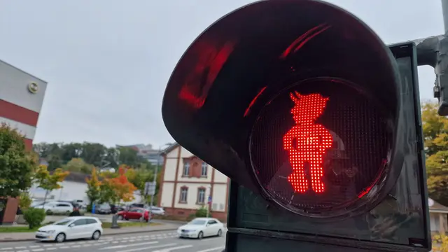 Am Samstagabend stoppte eine Polizeistreife an der Ecke Marktstraße/Spittelstraße zwei Männer, weil sie das Rotlicht einer Fußgängerampel ignoriert hatten und einfach über die Straße gelaufen waren | Foto: Ralf Vester