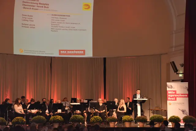 Minister Marcus Klein gratulierte den frischgebackenen Gesellinnen und Gesellen und betonte die Bedeutung des Handwerks für die Region | Foto: Kreishandwerkerschaft Westpfalz/gratis