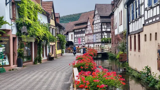 Historischer Stadtkern von Annweiler mit Fachwerkhäusern und der Queich