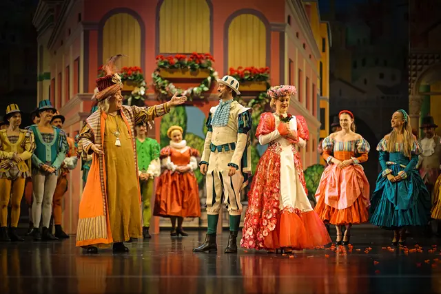 "Kiss Me Kate" (von links): Henning Kohne, Johannes Fritsche und Valerie Gels mit dem Ensemble des Pfalztheaters | Foto: Pfalztheater Kaiserslautern/Andreas Etter/gratis