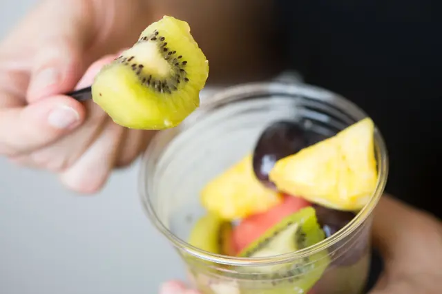 Praktisch, aber auch leicht verderblich: Geschnittenes Obst sollte zügig verzehrt und richtig gelagert werden. | Foto: Franziska Gabbert/dpa-mag