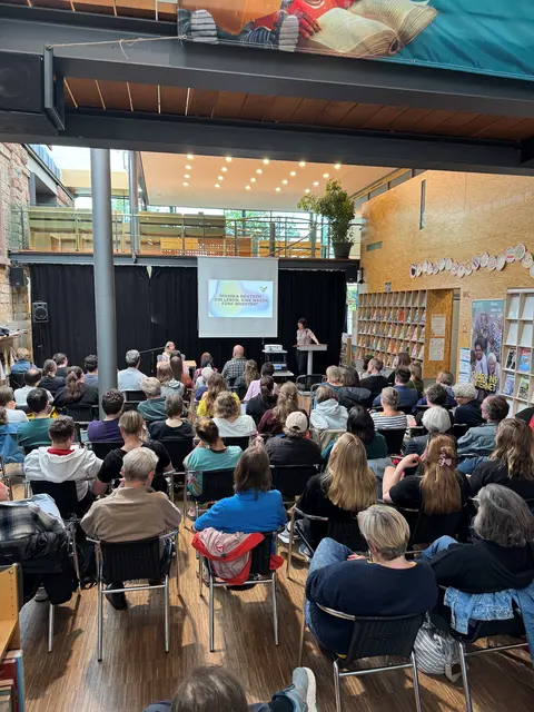 Die Stadtbibliothek Landau sucht Texte zum Thema Hoffnung für die Lesenacht der Vielfalt. | Foto: Stadt Landau