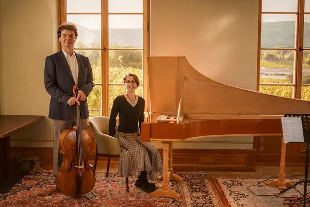 Stefan Fuchs und Roxana Neacsu spielen ein kommentiertes Konzert in der Spitalkirche Deidesheim. | Foto: Juliane Fuchs