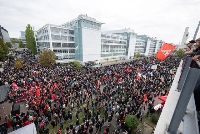 Etwa 20.000 Beschäftigte beteiligten sich bei Mercedes in Sindelfingen am Protest. | Foto: Marijan Murat/dpa