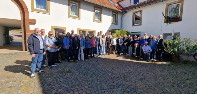 Rund 40 Teilnehmerinnen und Teilnehmer aus dem Donnersbergkreis und darüber hinaus kamen beim „Tag der Stiftungen und Genossenschaften 2026“ im Burghof Stauf zusammen | Foto: Kreisverwaltung Donnersbergkreis/gratis