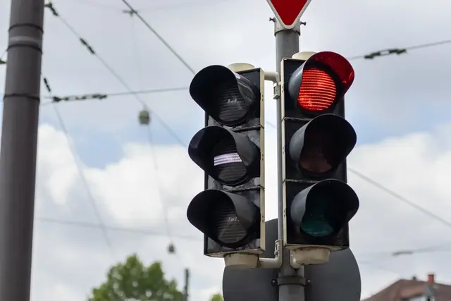 Nach einer mutmaßlichen Rotlichtfahrt in Landau musste eine Fahrradfahrerin eine Vollbremsung machen. Die Polizei ermittelt wegen Gefährdung des Straßenverkehrs und sucht Zeugen. | Foto: Needham
