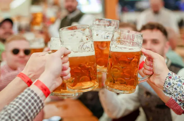 Der Bierpreis steigt in diesem Jahr in einigen Zelten über 15 Euro.(Archiv) | Foto: Christoph Schmidt/dpa